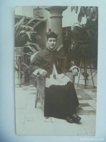Fotografía antigua: FOTO DE SACERDOTE CON BONETE EN PATIO ANDALUZ, AL FONDO JAULA CON PAJARITO, 1930